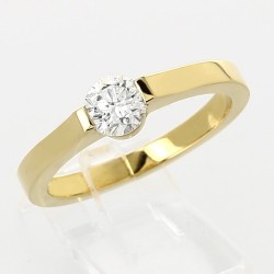 Solitaire or et diamant Maria. Modèle  contemporain serti demi clos avec diamant de  0,54 carat - or 18 carats