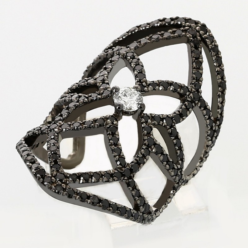 Bague motif fleur pavage dimants noirs 1,70 carat et diamant de centre 0,18 carat-or 18 carats