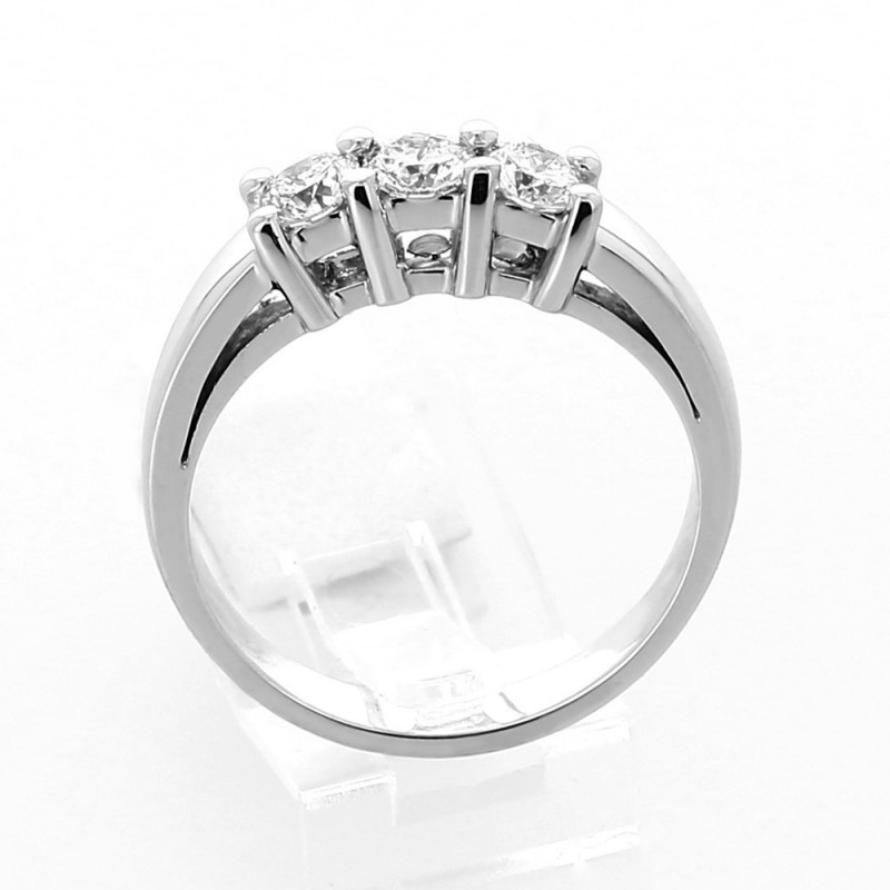 Bague trilogie sertie de 3 diamants sur griffes diamant 0,58 carat au total - or 18 carats