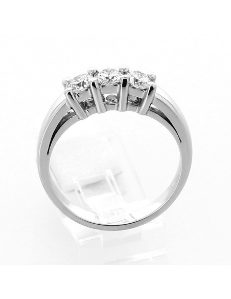 Bague trilogie sertie de 3 diamants sur griffes diamant 0,58 carat au total - or 18 carats