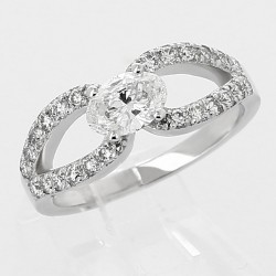 Bague or et diamants Eglantine. 1 diamant ovale de 0,50 ct et pavage sur corps ajouré - or 18 carats