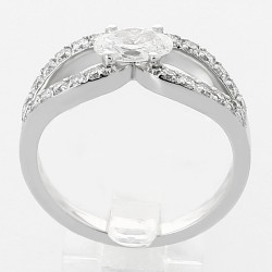 Bague or et diamants Eglantine. 1 diamant ovale de 0,50 ct et pavage sur corps ajouré - or 18 carats 2