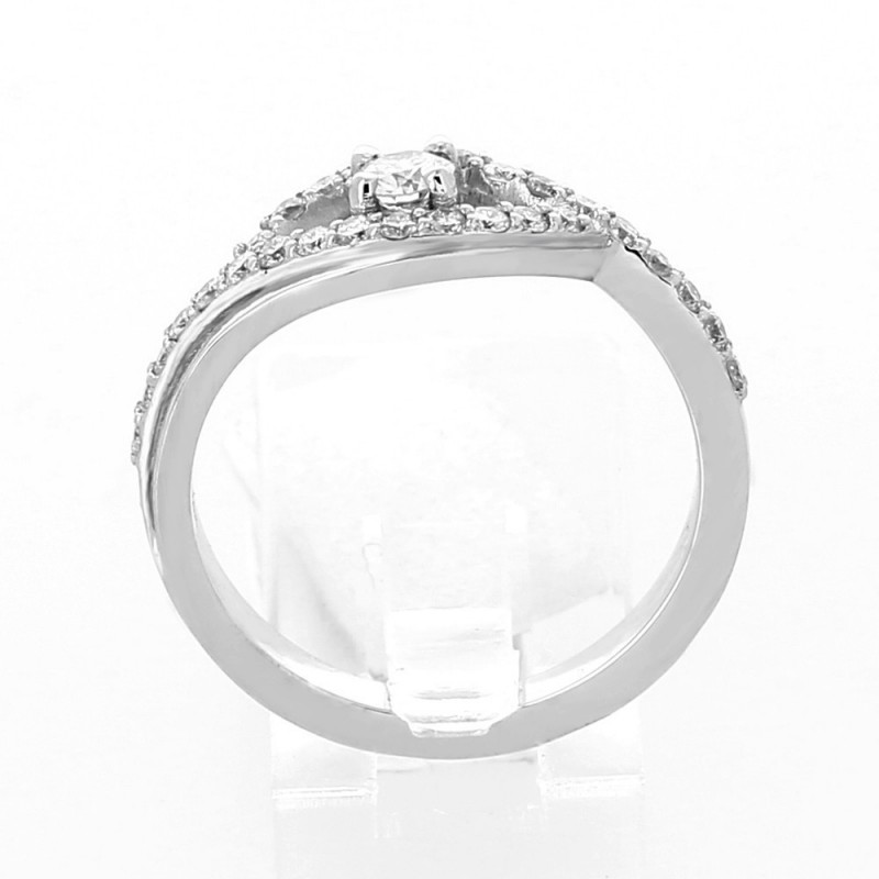 Bague or et diamant Regard. Diamant central avec entourage serti - or 18 carats.