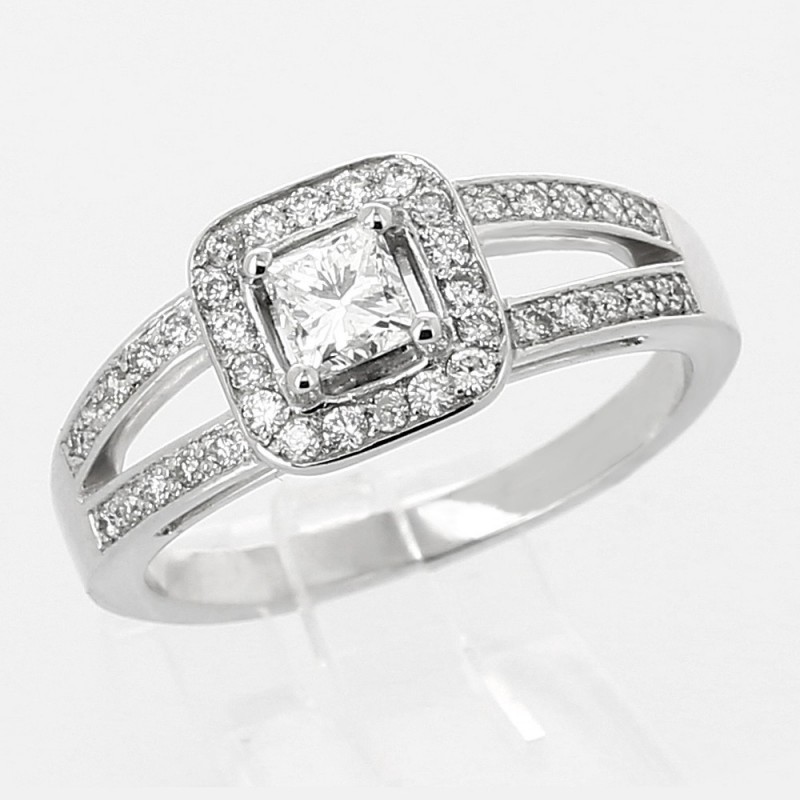 Bague de fiançailles diamant taille princesse 0,42 ct serti griffe et pavage diamants ronds - or 18 carats