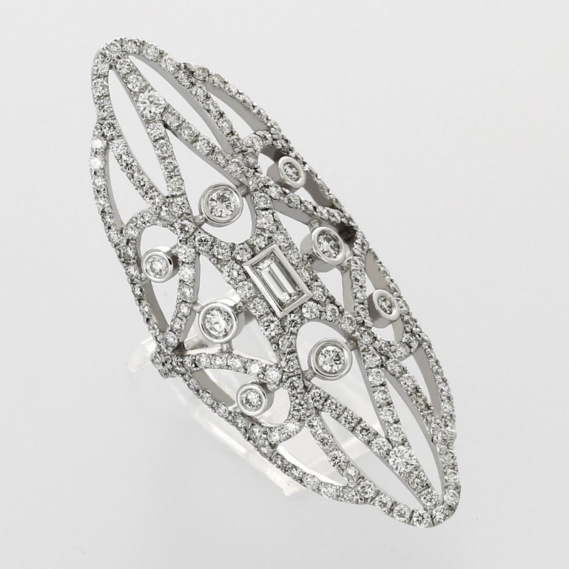 Bague marquise contemporaine pavée de diamants pour un poids diamant total de 2,45 carats