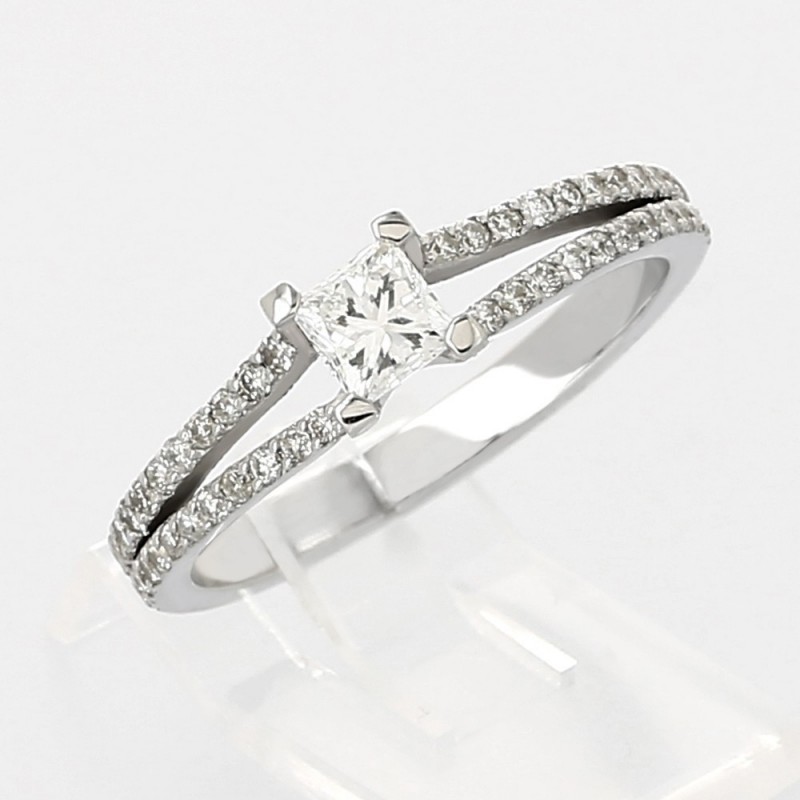 Bague double corps pavé centre princesse- serti griffes diamants 0,65 carat-or 18 carats Bague double corps pavé centre princesse- serti griffes diamants 0,65 carat-or 18 carats