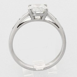 Solitaire or et diamants Lisa. Diamant central rond (brillant) et baguettes sur les côtés - or 18 carats. 2