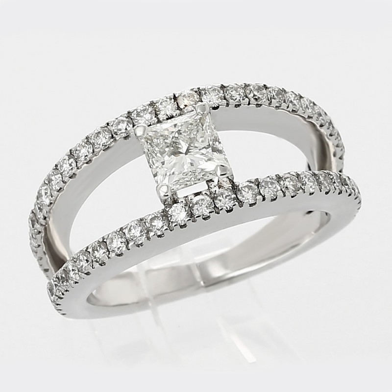 Solitaire diamant taille princesse 0,80 ct, deux anneaux pavés mini-griffes - or 18 carats