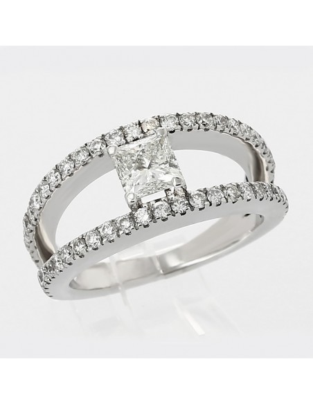 Solitaire or et diamants Sarah. Diamant taille princesse de 0,80 ct, deux anneaux pavés mini-griffes - or 18 carats