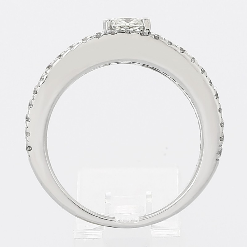 Solitaire or et diamants Sarah. Diamant taille princesse de 0,80 ct, deux anneaux pavés mini-griffes - or 18 carats