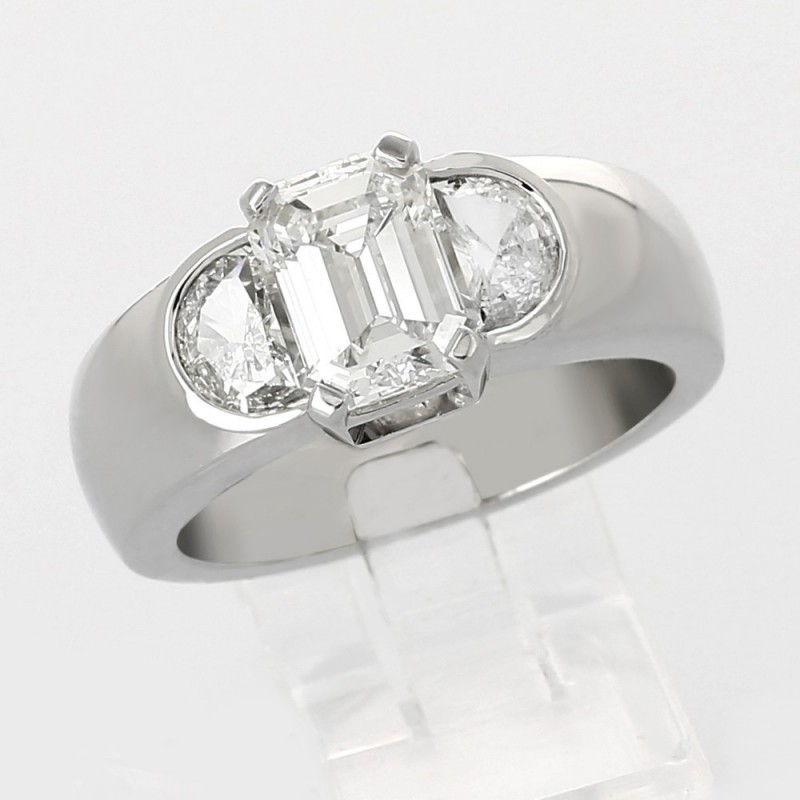 Solitaire de fiancailles diamant taille émeraude et deux demi-lunes diamant 2,02 carats serti griffes et demi-clos-or 18 carats