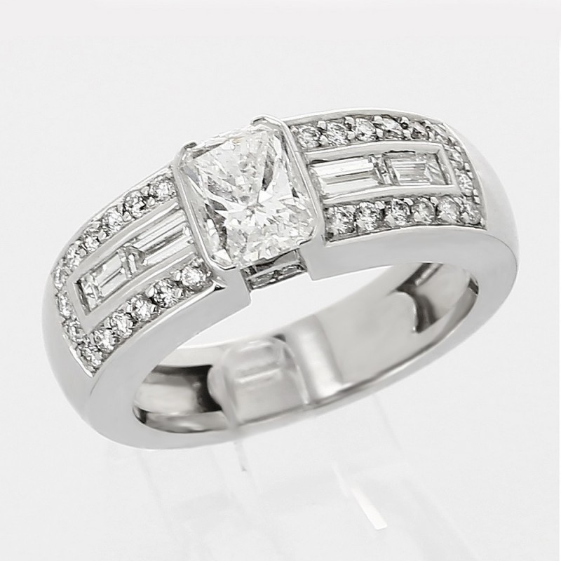 Bague or et diamants Mélanie. Diamant taille radiant accompagné de diamants ronds et de forme baguette - or 18 carats