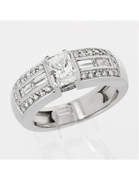 Bague or et diamants Mélanie. Diamant taille radiant accompagné de diamants ronds et de forme baguette - or 18 carats
