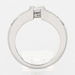 Bague or et diamants Mélanie. Diamant taille radiant accompagné de diamants ronds et de forme baguette - or 18 carats 2