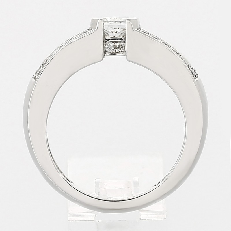 Bague or et diamants Mélanie. Diamant taille radiant accompagné de diamants ronds et de forme baguette - or 18 carats