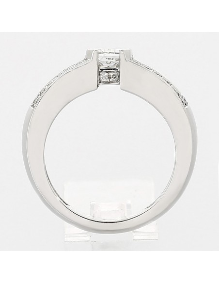 Bague or et diamants Mélanie. Diamant taille radiant accompagné de diamants ronds et de forme baguette - or 18 carats