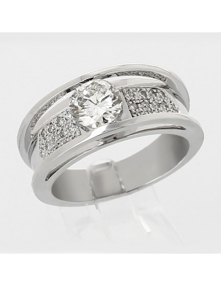 Bague or et diamants Sylvia. Diamant de 0,83 ct avec pavage de diamants. Corps double arche - or 18 carats