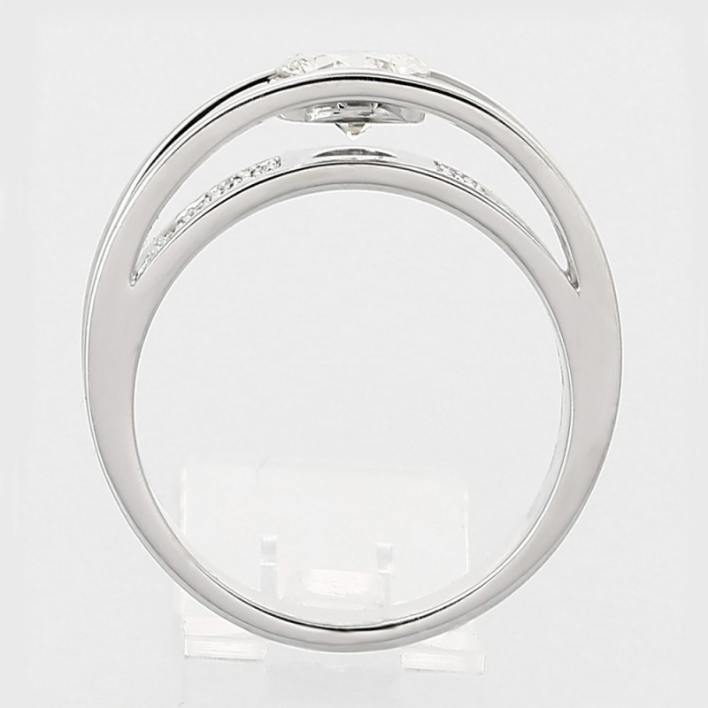 Solitaire accompagné serti demi clos 0,83 carat - or 18 carats