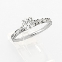 Solitaire or et diamants Mathilde. Un diamant de 0,48 ct sur monture aérienne pavée de diamants - or 18 carats