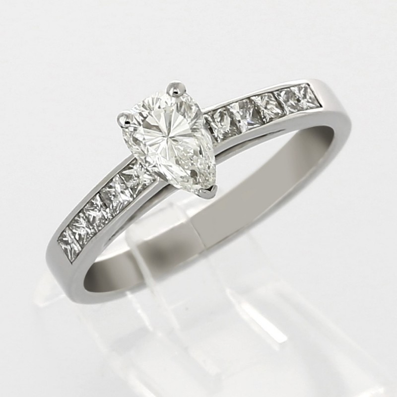 Bague de fiancaille solitaire poire et princesses pour un caratage de 1,05 carat monté en or 18 carats Bague de fiancaille solitaire poire et princesses pour un caratage de 1,05 carat monté en or 18 carats