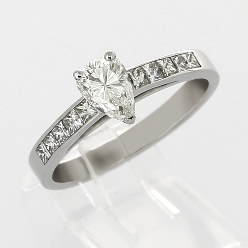Solitaire or et diamants Jade. Diamants poire accompagné de diamants princesse - or 18 carats