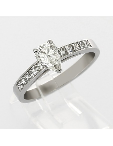 Solitaire or et diamants Jade. Diamants poire accompagné de diamants princesse - or 18 carats