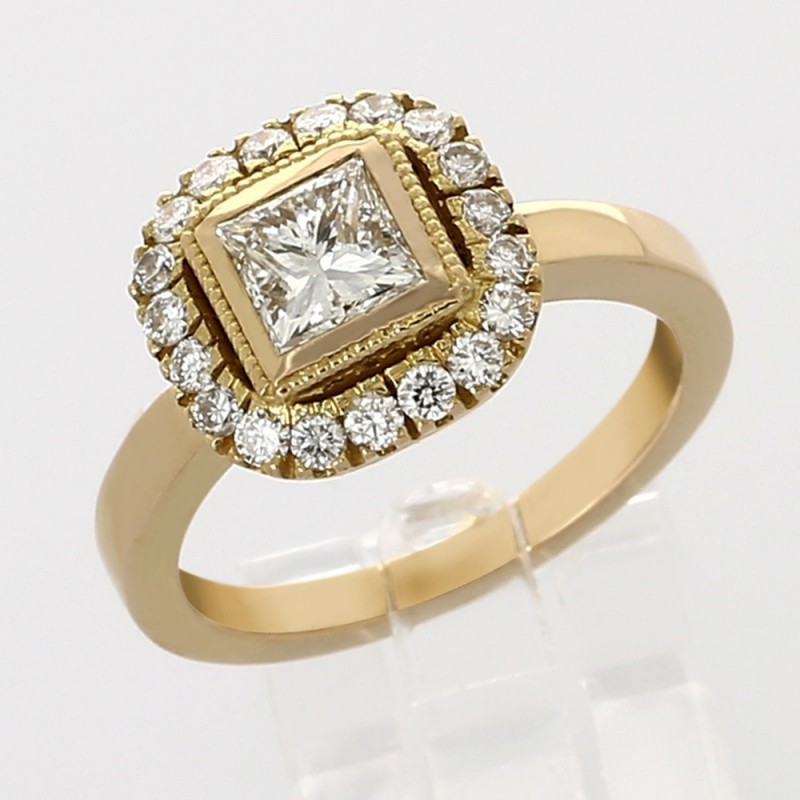 Solitaire or et diamants Johanne. Diamant princesse de 0,60 ct entourage diamants ronds - or 18 carats
