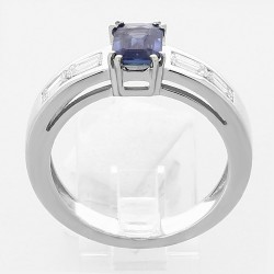 Bague or saphir et diamants Poésie avec un saphir central taille émeraude et diamants baguette -or 18 carats 2
