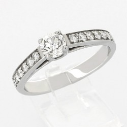 Solitaire or et diamants Anne. Diamant rond de 0,50 ct accompagné de diamants ronds - or 18 carats