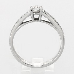 Solitaire or et diamants Anne. Diamant rond de 0,50 ct accompagné de diamants ronds - or 18 carats 2