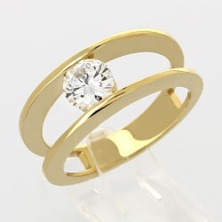 Solitaire or et diamant Anaelle. Modèle double corps avec un diamant serti entre les deux anneaux - or 18 carats