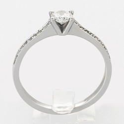 Solitaire pavé de diamants serti grains avec centre rond sur griffes en or 18 carats  2