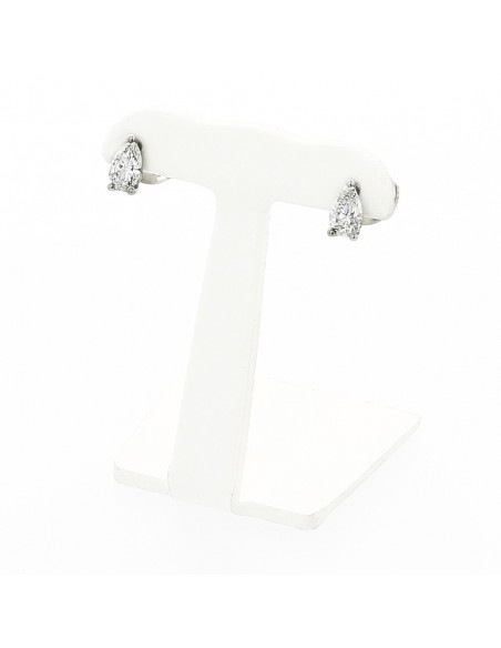 Boucles d'oreilles femme serties de 2 poires diamant (total de 0,80 carat) montées sur chatons 3 griffes en or 18 carats Boucles d'oreilles femme serties de 2 poires diamant (total de 0,80 carat) montées sur chatons 3 griffes en or 18 carats