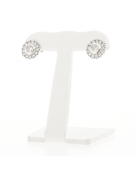 Boucles d'oreilles en puce serti clos et pavage avec diamant central montées sur or blanc 18 carats
