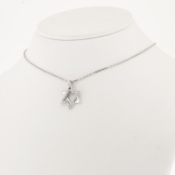 Pendentif étoile de David serti de diamants sur chaine en or 18 carats