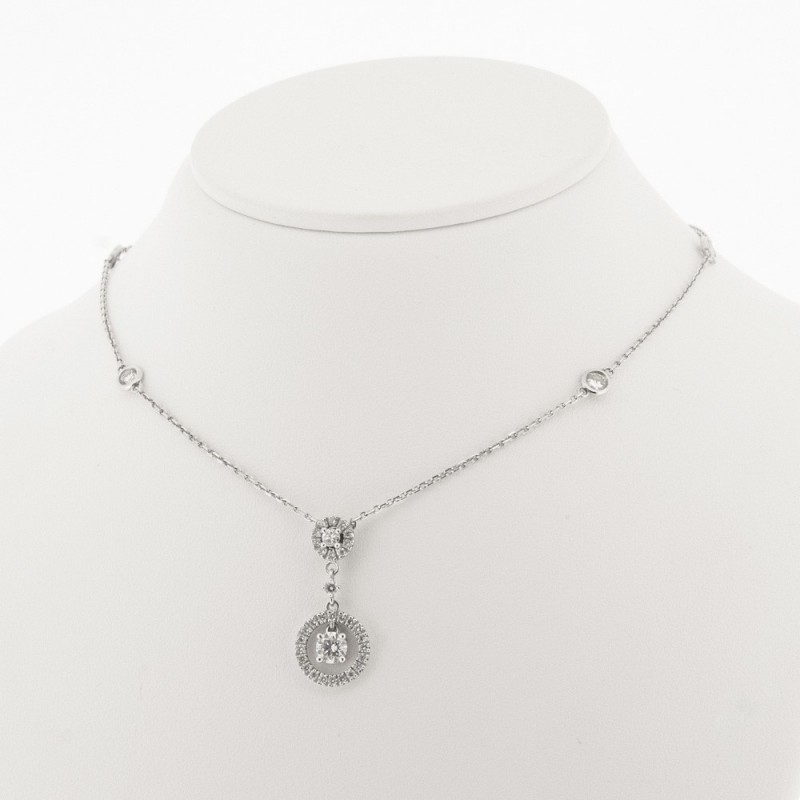Collier pampille avec entourage serti diamant sur chaine avec diamant en serti clos Collier pampille avec entourage serti diamant sur chaine avec diamant en serti clos