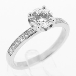 Solitaire or et diamants Ela. Diamant serti sur griffes en forme de pétales - or 18 carats