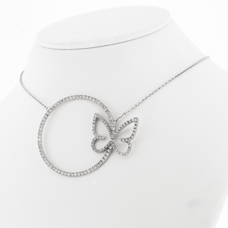 Collier motif cercle avec un papillon serti de diamants en mini-griffes, or 18 carats