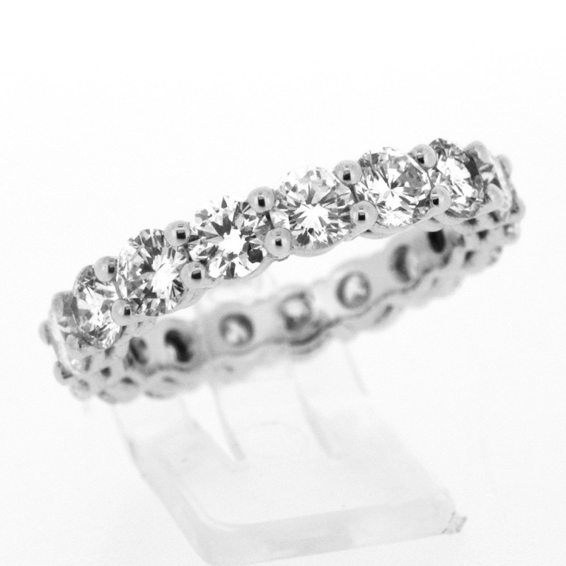 Alliance mariage pour femme sertie de diamants sur griffes en or 18 carats