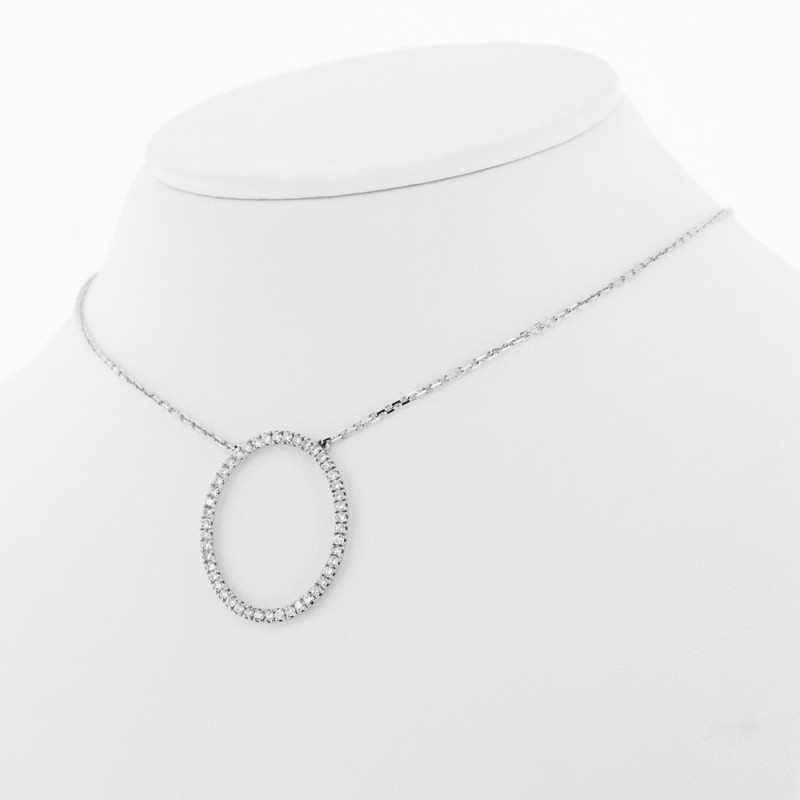 Collier avec pendentif ovale pavé de diamants sertis mini-griffes en or 18 carats