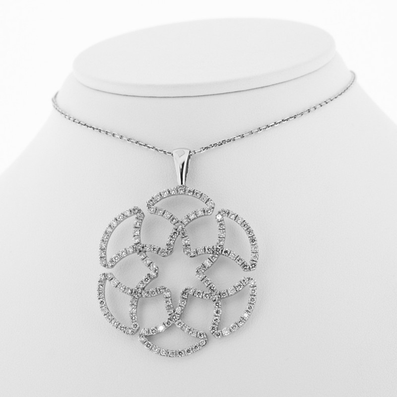 Collier avec pendentif au motif fleur en étoile pavé de diamants sertis mini-griffes, or 18 carats