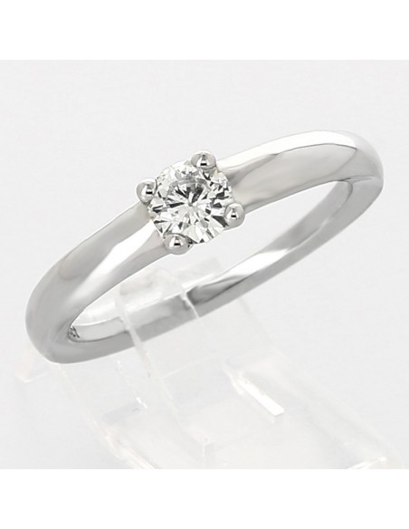Solitaire or et diamant Anais. Corps bombé avec un diamant serti sur chaton 4 griffes - or 18 carats.