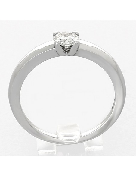 Solitaire or et diamant Anais. Corps bombé avec un diamant serti sur chaton 4 griffes - or 18 carats.