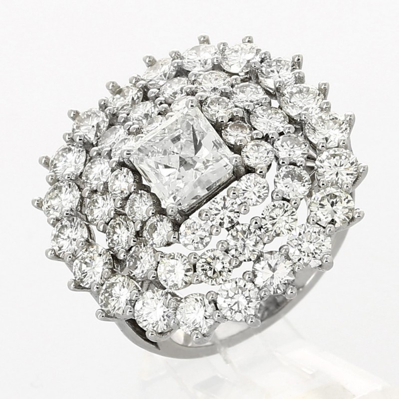 Bague joaillerie entourage trois rangs centre princesse-or 18 carats- diamants 8,09 carats