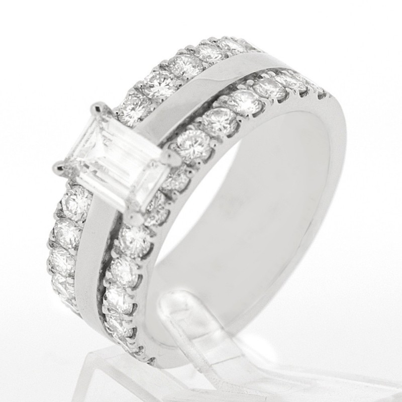 Bague moderne 3 anneaux dont 2 pavés avec diamant de centre de taille baguette sertis grifefs en or 18 carats 