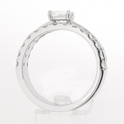 Bague moderne 3 anneaux dont 2 pavés avec diamant de centre de taille baguette sertis grifefs en or 18 carats  2