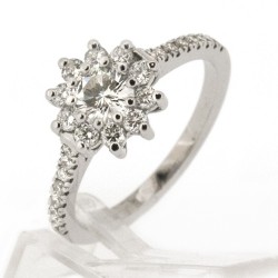 Bague or et diamants Bloom. Modèle marguerite , diamant central de 0,41 ct - or 18 carats