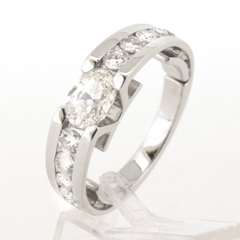 Bague or et diamants Romy. Ultra moderne avec sa monture originale et son diamant ovale - or 18 carats