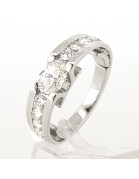 Bague or et diamants Romy. Ultra moderne avec sa monture originale et son diamant ovale - or 18 carats