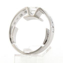 Bague or et diamants Romy. Ultra moderne avec sa monture originale et son diamant ovale - or 18 carats 2